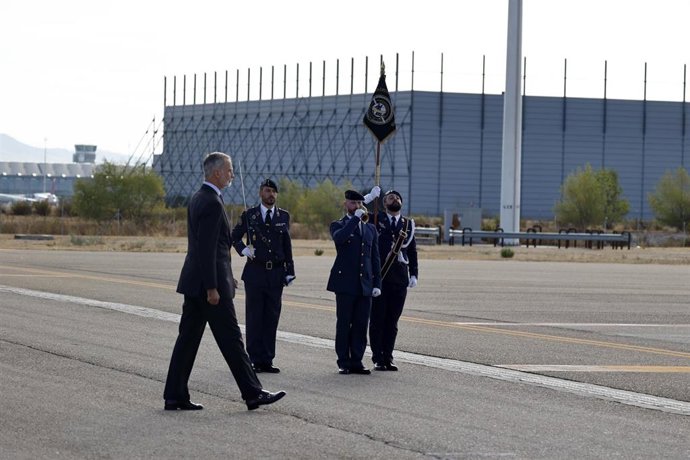 El Rey Felipe VI durante la despedida con honores celebrada en el aeropuerto ante su viaje de Estado a Finlandia, a 05 de octubre de 2026, en Madrid (España)