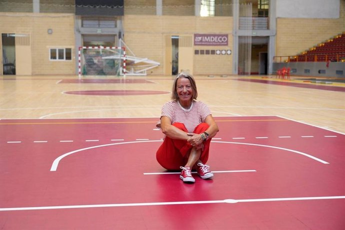 Archivo - Isabel Albás sobre el nuevo parqué del Palacio de Deportes Vista Alegre.