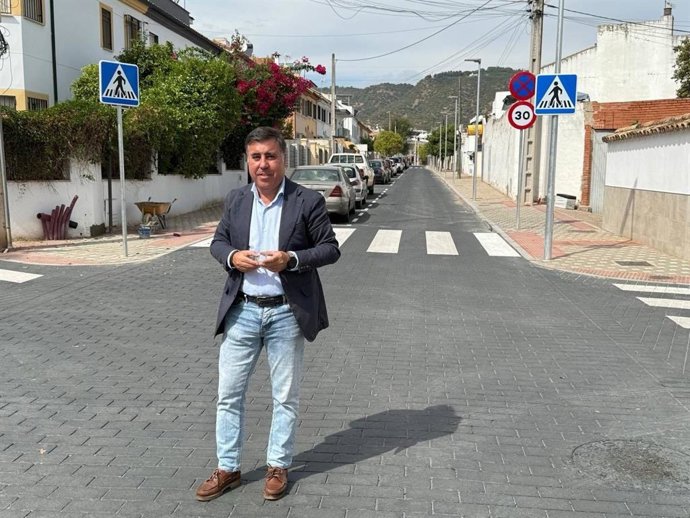 El delegado de Infraestructuras, Miguel Ruiz Madruga, en la calle Manifestación, en San Rafael de la Albaida, tras la reforma integral.
