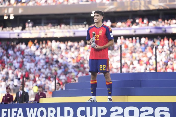 Archivo - Pau Cubarsí posa con el trofeo de mejor jugador joven del Mundial 2026, con la selección española.