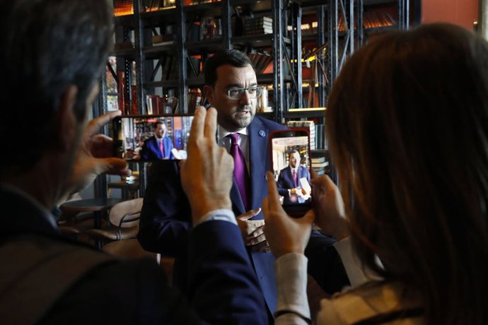 El presidente del Principado, Adrián Barbón, hace declaraciones a los medios.