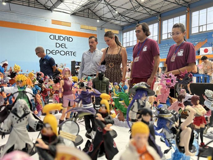 La alcaldesa de Palos de la Frontera, Milagros Romero, durante su visita a la Otaku Weekend.