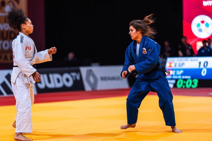 Archivo - Ayumi Leiva (izda) y Ariane Toro (dcha) durante una competición