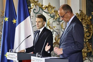 Archivo - 17 July 2026, North Rhine-Westphalia, Bruehl: French President Emmanuel Macron (L) speaks during a joint press conference with German Chancellor Friedrich Merz, following a meeting of the Franco-German Ministerial Council, as part of intergovern