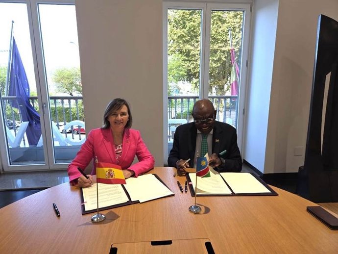 La secretaria general de Pesca del Ministerio de Agricultura, Pesca y Alimentación, Isabel Artime, y el director ejecutivo del Departamento de Recursos Hídricos y Marinos de la República de Namibia, Teofilus Nghitila, en una reunión en Vigo