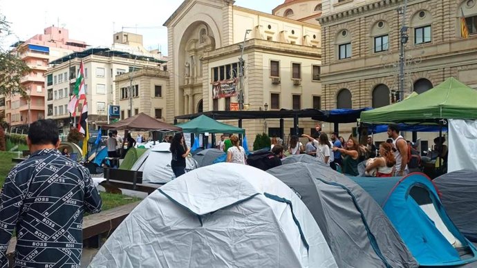 Acampada por la vivienda en la plaza de La Montañeta de Alicante