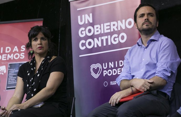 Archivo - Imagen de archivo de la por aquel entonces líder de Podemos Andalucía, Teresa Rodríguez (i) y el coordinador general de IU, Alberto Garzón (d) durante la campaña electoral de 2019.