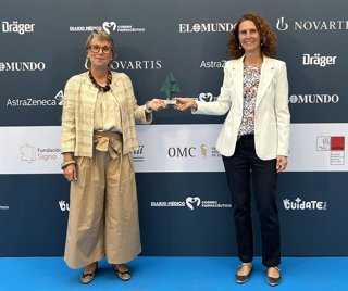 Representantes del equipo de Sanofi recogen el galardón concedido a 'accelRare' en la categoría 'IA y gestión del dato'de los VI Premios Ennova Health 2026.