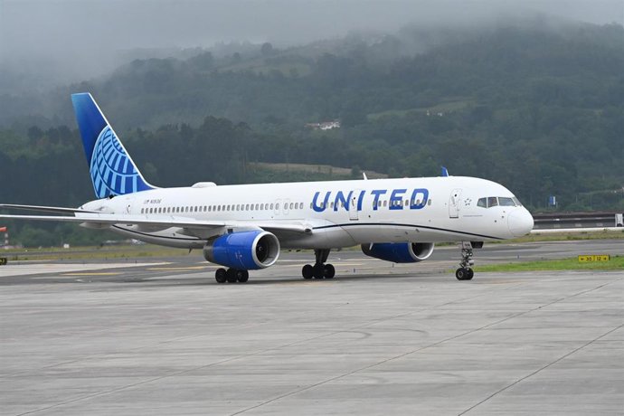 Archivo - Aterriza el primer avión de la nueva línea directa entre el Aeropuerto de Bilbao y Nueva York/Newark