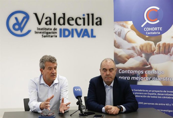 Archivo - El director de Cohorte Cantabria, Javier Crespo, y el director del IDIVAL, Marcos López Hoyos