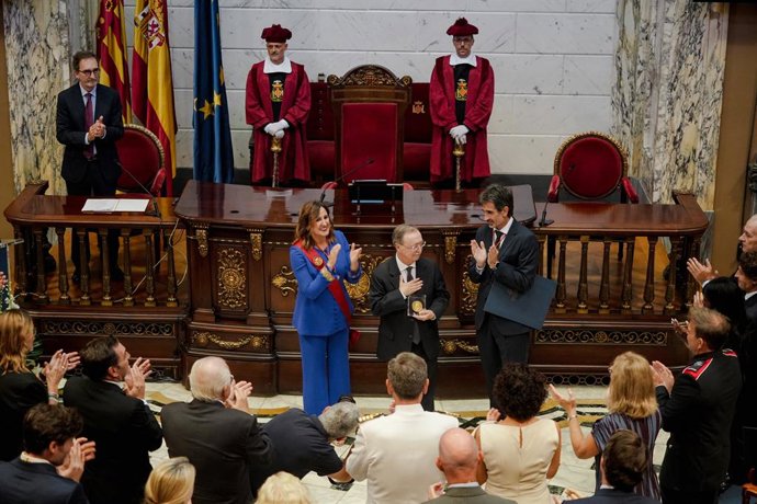 El president de Ceuta, Juan Jesús Vivas, rep de mans de l'alcaldessa de València, María José Catalá, la Medalla d'Honor que la capital valenciana ha lliurat a Ceuta en l'acte de lliurament d'Honors i Distincions pel 9 d'Octubre.    