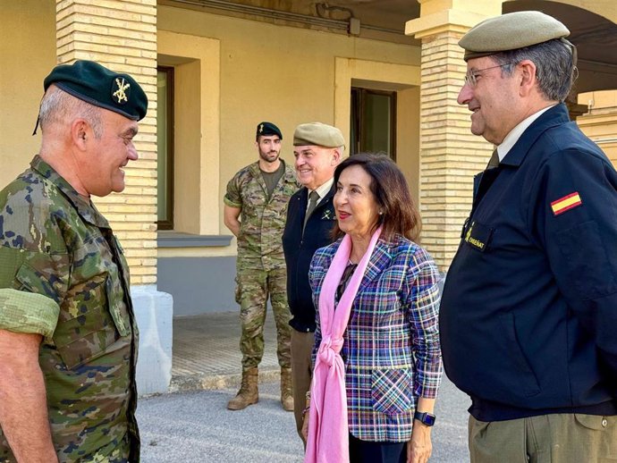Robles visita el Cuartel General de la División 'Castillejos', en Huesca.