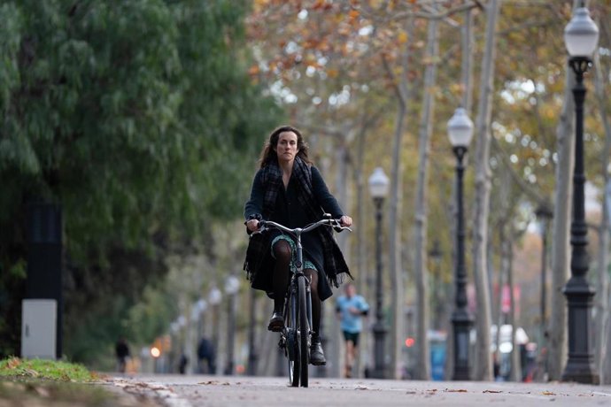 Archivo - Una mujer monta en bicicleta, a 13 de diciembre de 2024, en Barcelona, Catalunya (España).