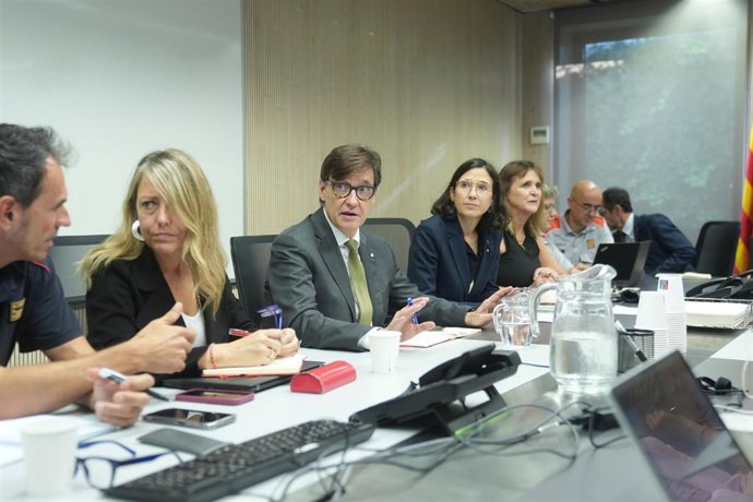 El presidente de la Generalitat, Salvador Illa, y la consellera de Interior de la Generalitat, Núria Parlon, presiden la reunión de seguimiento del plan Inuncat, a 5 de octubre de 2026, en Barcelona, Catalunya (España).