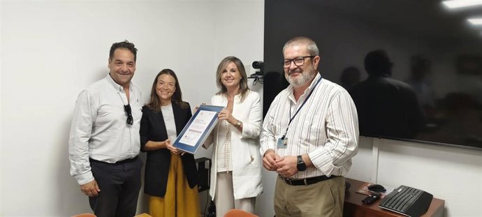 María Jesús Campos (2ª dcha.), durante su visita al Hospital Infanta Margarita de Cabra.