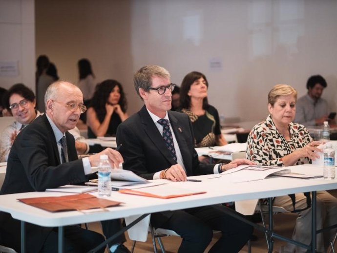 El presidente del Gobierno de La Rioja, Gonzalo Capellán, junto a la coordinadora general de la Fundación San Millán, Almudena Martínez, asiste a la mesa de debate ‘Transformación de los órdenes sociales’.