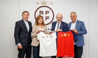 El presidente de la RFEF, Rafael Louzán, con Felipe Moreno y Victoria Pavón, mandatarios del Real Murcia, y José Miguel Monje, presidente de la Federación de Fútbol de la Región de Murcia