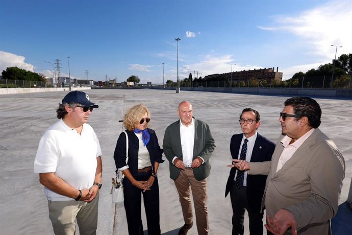 Visita del alcalde de Valladolid, Jesús Julio Carnero (en el centro), al nuevo aparcamiento para vehículos pesados en la calle Topacio, en el polígono de San Cristóbal.