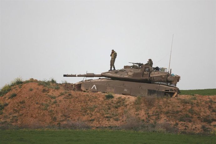 Archivo - Un carro de combate israelí cerca de la Franja de Gaza (archivo)