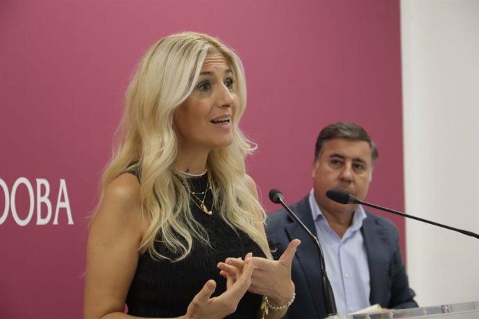 La delegada de Centro Histórico, Lourdes Morales, y el delegado de Infraestructuras, Miguel Ruiz Madruga.