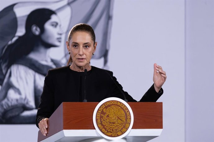 24 de setembro de 2026, Cidade do México, México: A presidente mexicana CLAUDIA SHEINBAUM PARDO conduziu sua coletiva de imprensa matinal no Palácio Nacional. Entre os participantes estavam o secretário da Economia, MARCELO EBRARD CASAUBON; e JOSE ANTONIO
