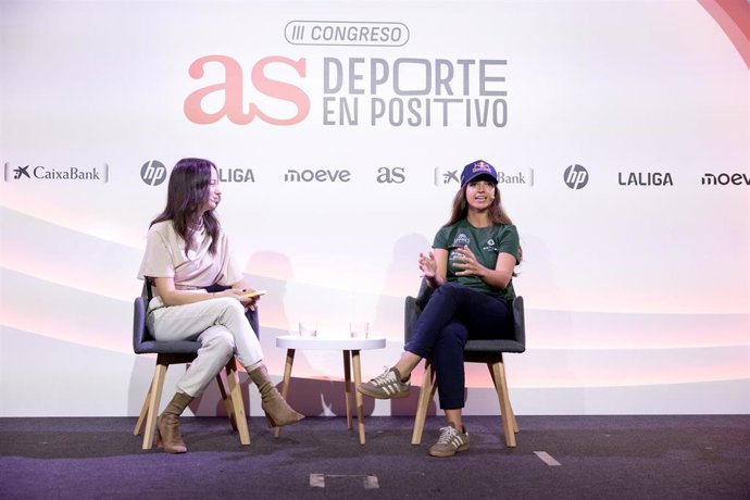 La piloto española Cristina Gutiérrez durante el Congreso 'Deporte en Positivo' del diario As