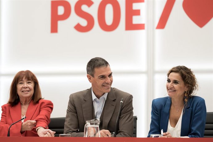 (I-D) La presidenta del PSOE, Cristina Narbona; el presidente del Gobierno y secretario general del PSOE, Pedro Sánchez; y la  secretaria general del PSOE-A y portavoz parlamentaria socialista, María Jesús Montero; durante la reunión de la Comisión Ejecut