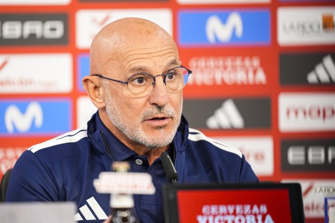 Luis de la Fuente, técnico da seleção espanhola, participa de sua coletiva de imprensa antes da partida da fase de grupos da Liga das Nações da UEFA 2026/27 entre Espanha e Croácia, disputada no estádio Ramón Sánchez-Pizjuán em 28 de setembro de 2026, em 