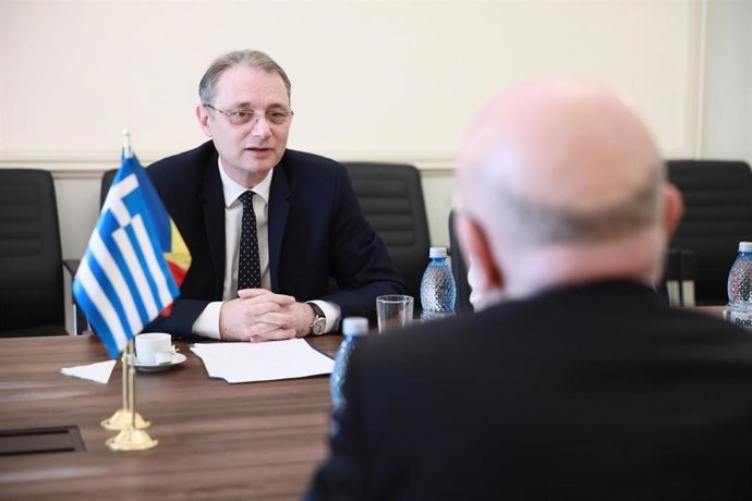 El secretario de Estado de Exteriores de Rumanía, Luca Niculescu, reunido con el viceministro de Exteriores griego, Costas Fragoyiannis (archivo)