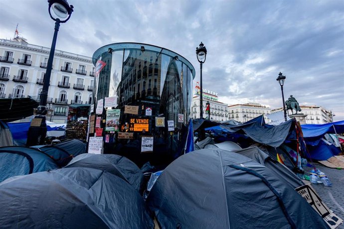 Decenas de personas acampadas, en la Puerta del Sol, a 1 de octubre de 2026, en Madrid (España).