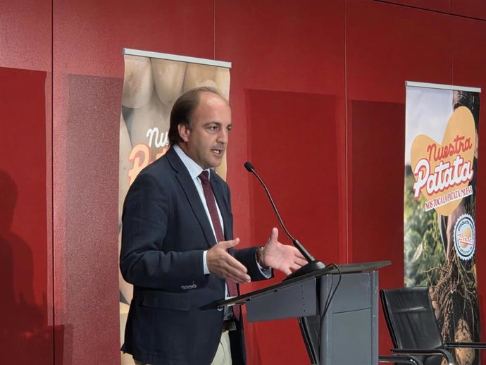 El consejero de Agricultura, Ganadería, Medio Rural y Política Ambiental, Joaquín Antonio Pino, durante la inauguración en Madrid del I Simposio Internacional de la Patata.
