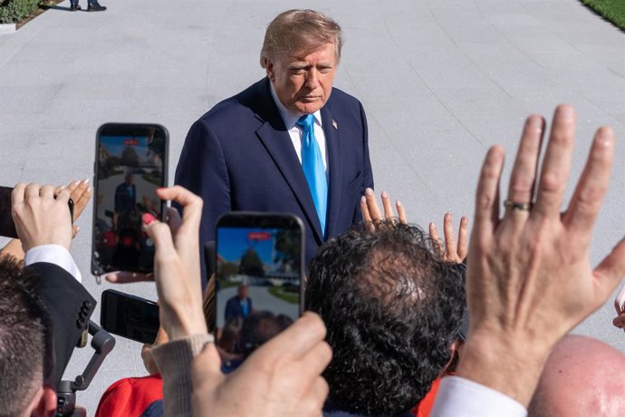 5 de outubro de 2026, Washington, Distrito de Columbia, Estados Unidos: O presidente dos EUA, Donald Trump, conversa com a imprensa da Casa Branca ao se dirigir ao Marine One em 5 de outubro de 2026. O presidente Trump está indo para Nebraska para ajudar 