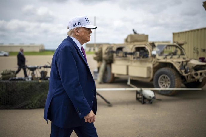 Archivo - El presidente de Estados Unidos, Donald Trump, camina junto a vehículos y equipos militares exhibidos antes de una demostración militar en Fort Bragg, Carolina del Norte