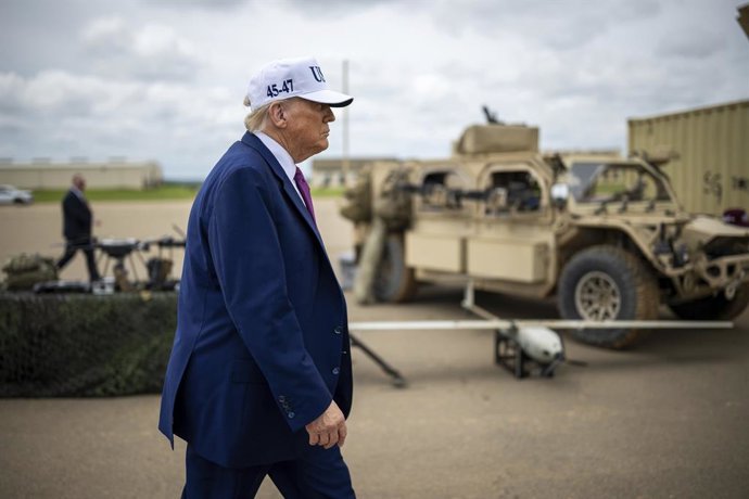 5 de outubro de 2026, Fort Bragg, Carolina do Norte, Estados Unidos da América: O presidente dos EUA, Donald Trump, passa por veículos e equipamentos militares em exposição antes de uma demonstração militar, em 10 de junho de 2025, em Fort Bragg, Carolina