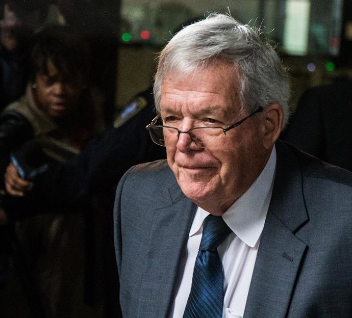 5 de outubro de 2026: O ex-deputado Dennis Hastert, que ocupou o cargo de presidente da Câmara dos Deputados por oito anos — mais tempo do que qualquer republicano na história dos Estados Unidos — e, em seguida, passou mais de um ano na prisão após deixar