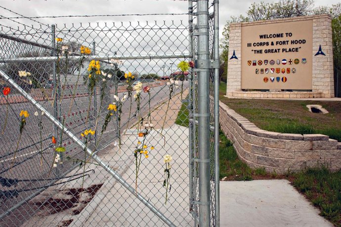 Archivo - April 7, 2014 - Fort Hood, Texas, United States of America - A makeshift memorial of flowers supporting the victims of the April 2 shooting next to the Fort Hood main gate April 7, 2014 in Fort Hood, Texas.