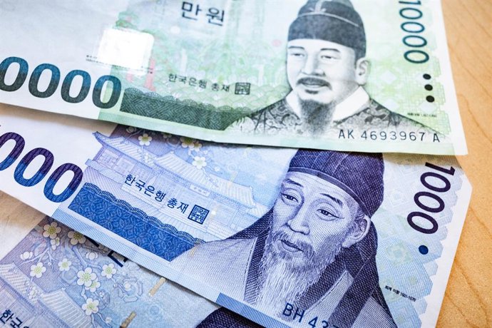 Archivo - July 1, 2024, Seoul, Republic of Korea: South Korean Won notes...The Korean Won is grappling with several economic and political challenges impacting its value. Economically, South Korea is facing inflationary pressures, driven by global supply 