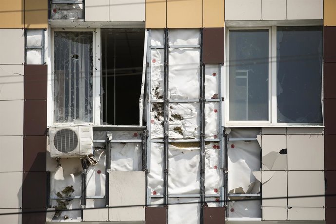 Archivo - Arquivo - RÚSSIA, BELGOROD - 6 DE JUNHO DE 2025: Imagem da fachada danificada de um prédio do tribunal após um ataque com drones pelas Forças Armadas da Ucrânia. O ataque deixou o prédio com janelas quebradas e a fachada danificada