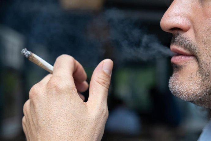 Archivo - Una persona fuma un cigarro en la calle, a 22 de julio de 2026, en Madrid (España). El Consejo de Ministros ha aprobado el proyecto de ley del tabaco que será remitido a las Cortes Generales para iniciar su tramitación parlamentaria. Se amplían 
