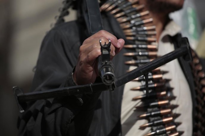 Archivo - Arquivo - ARQUIVADO - 11 de março de 2025, Iêmen, Sanaa: FOTO DE ARQUIVO - Um houthi armado carrega uma arma durante um protesto em apoio à Palestina em Sanaa. Foto: Osamah Yahya/dpa