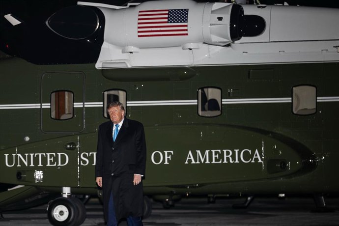 El presidente de EEUU, Donald Trump, camina por el Jardín Sur de la Casa Blanca tras regresar de un mítin