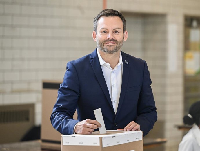 El líder del Partit Quebequès, Paul St-Pierre Plamondon, diposita el seu vot el dia de les eleccions a Mont-real, Canadà.