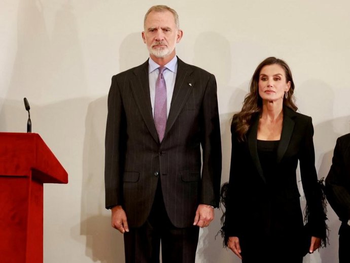 Los Reyes Felipe y Letizia durante su encuentro con la colectividad española residente en Finlandia