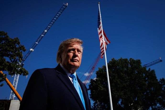 El presidente de Estados Unidos, Donald Trump, habla con los periodistas en el Jardín Sur de la Casa Blanca, en Washington DC, antes de partir a Nebraska para un mitin.