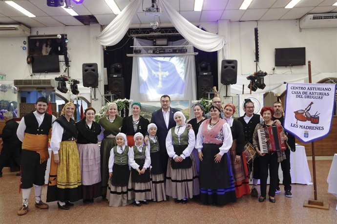 Encuentro del presidente asturiano Adrián Barbón con miembros del centro asturiano de Uruguay.