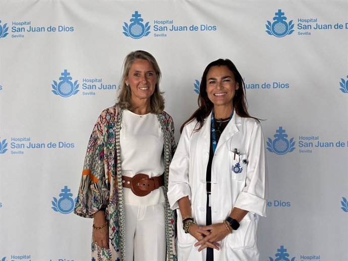 Silvia Maraver, delegada territorial de Sanidad, junto a Maria Jesús Pareja, directora gerente del Hospitla San Juan de Dios de Sevilla