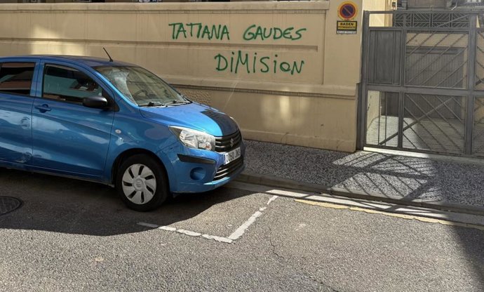 Pintada en la pared de un inmueble con el escrito "Tatiana Gaudes dimisión"