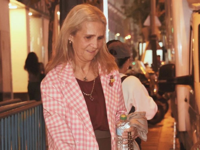 La Infanta Elena sorprende en un estreno en Madrid con la blazer más atrevida de su armario