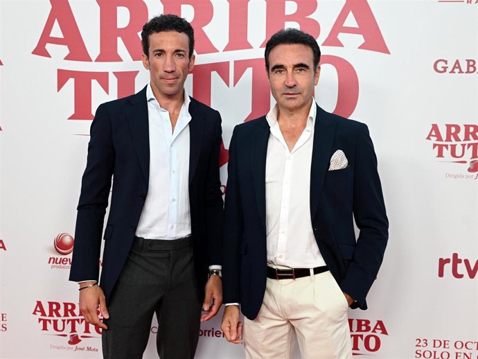 Enrique Ponce con David de Miranda en el estreno de la última película de José Mota, 'Arriba tutto', este lunes en Madrid