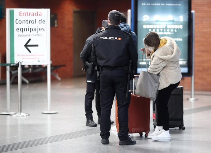 Archivo - Agentes la Policía Nacional realizan controles de movilidad en la estación de AVE Puerta de Atocha.
